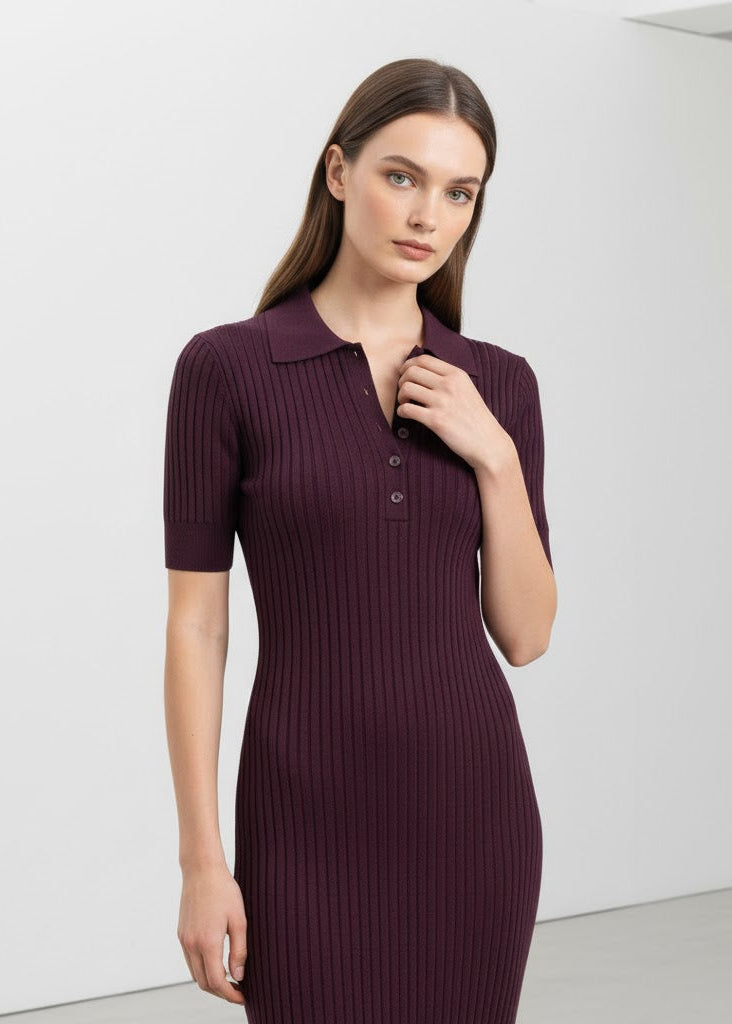 Ribbad stickad midiklänning med pikékrage och knappar