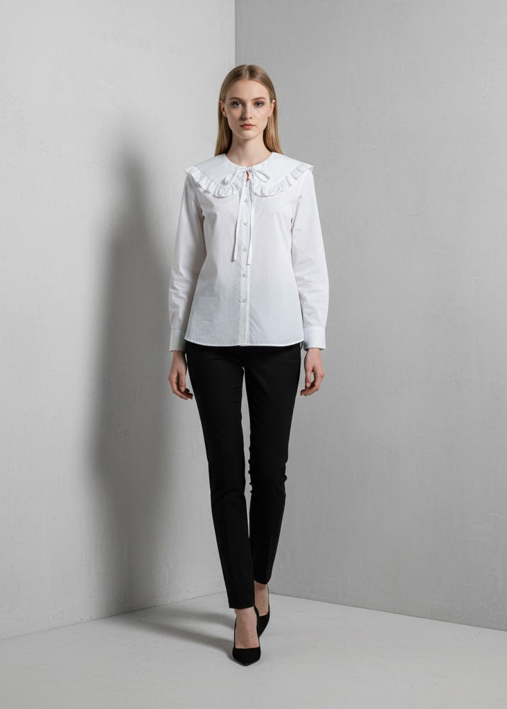 Klassisk blus med volangkrage knytband och eleganta detaljer