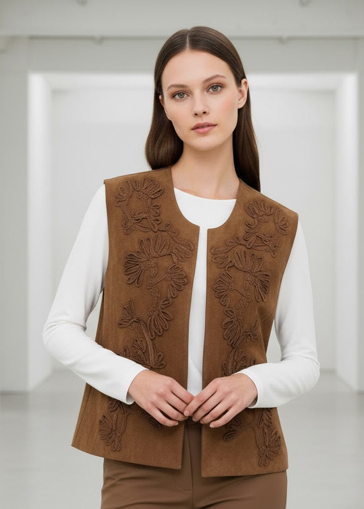 Broderad väst i kort modell med blommönster