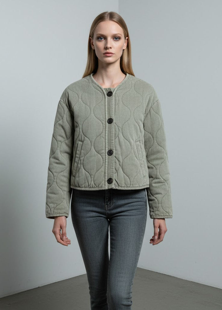 Olivgrön kort quiltad jacka med rund hals lång ärm och knappstängning