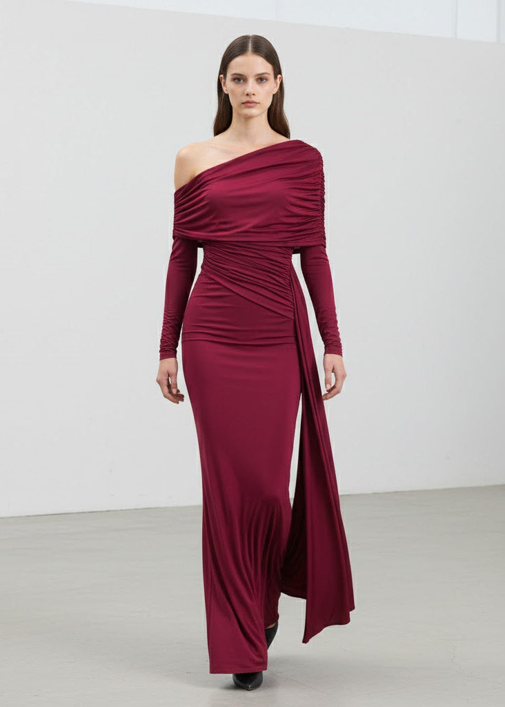 Vinröd Draperad axelbandslös klänning i stretchig jersey med asymmetrisk skärning