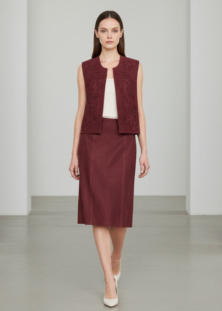 Broderad väst i kort modell med blommönster