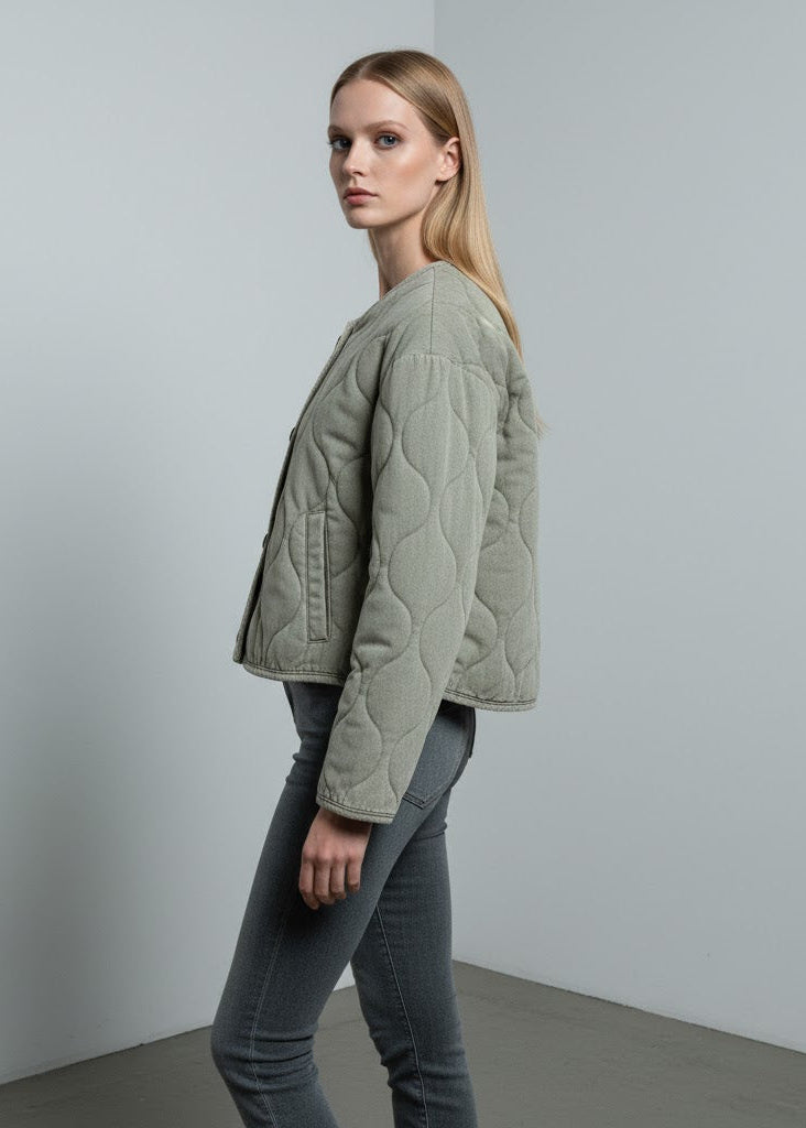 Olivgrön kort quiltad jacka med rund hals lång ärm och knappstängning