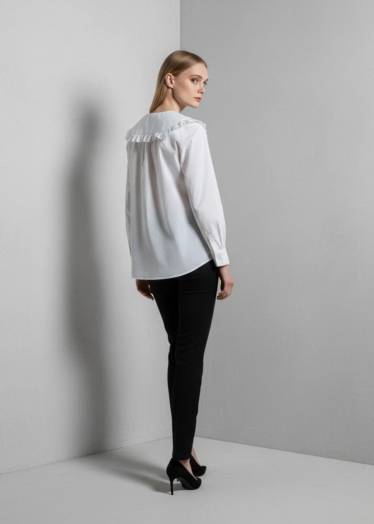 Klassisk blus med volangkrage knytband och eleganta detaljer