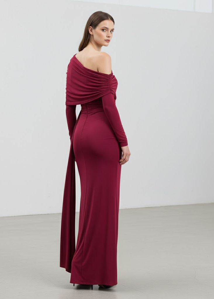 Vinröd Draperad axelbandslös klänning i stretchig jersey med asymmetrisk skärning