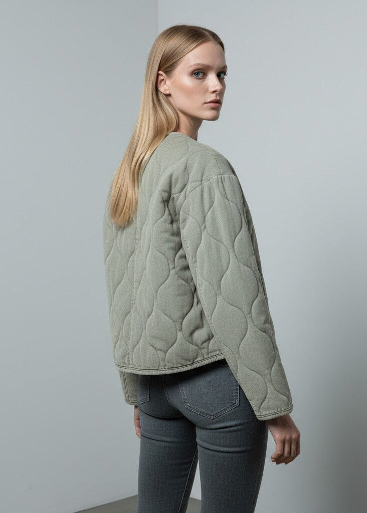 Olivgrön kort quiltad jacka med rund hals lång ärm och knappstängning
