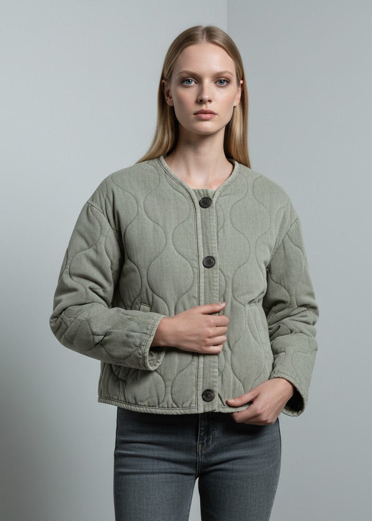 Olivgrön kort quiltad jacka med rund hals lång ärm och knappstängning