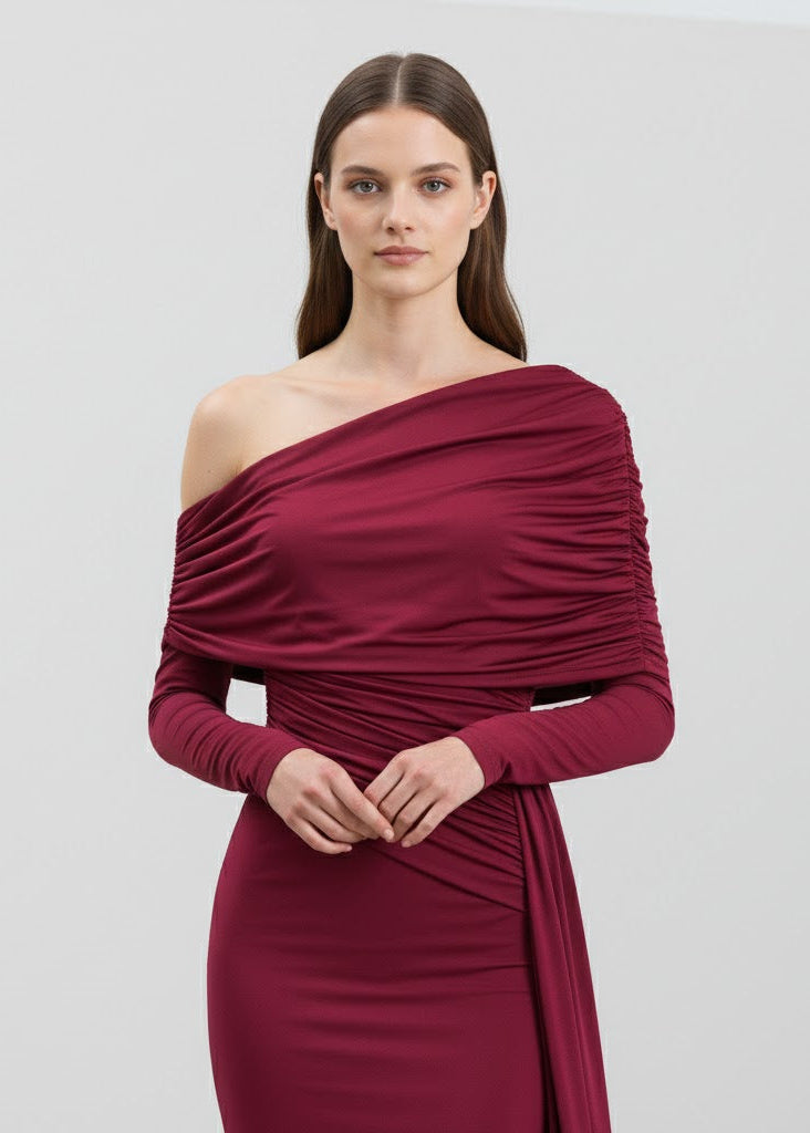 Vinröd Draperad axelbandslös klänning i stretchig jersey med asymmetrisk skärning
