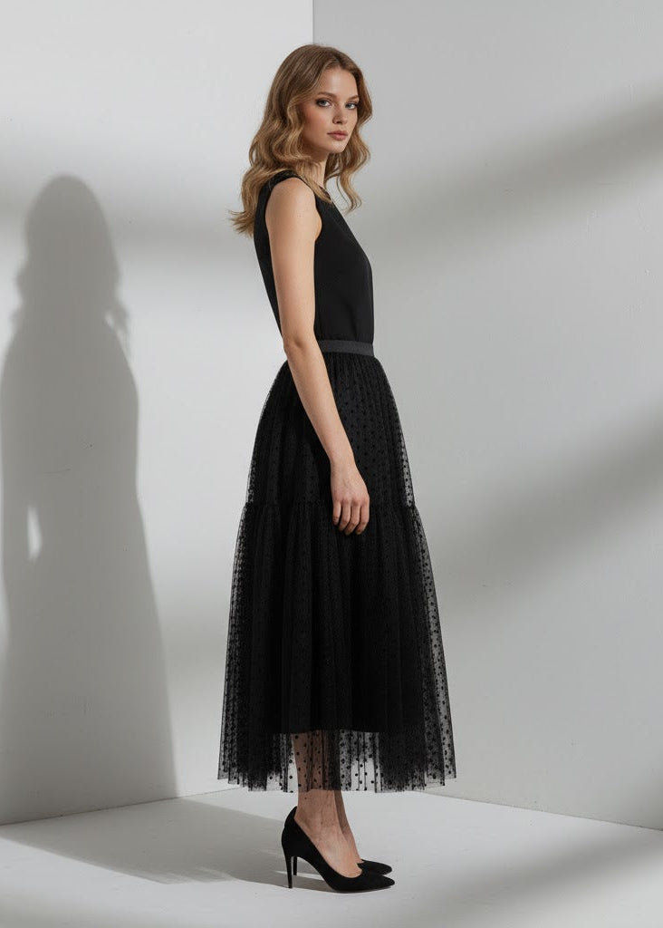 Kjol i tyll med prickmönster empiremidja A-linje silhuett och ankellängd