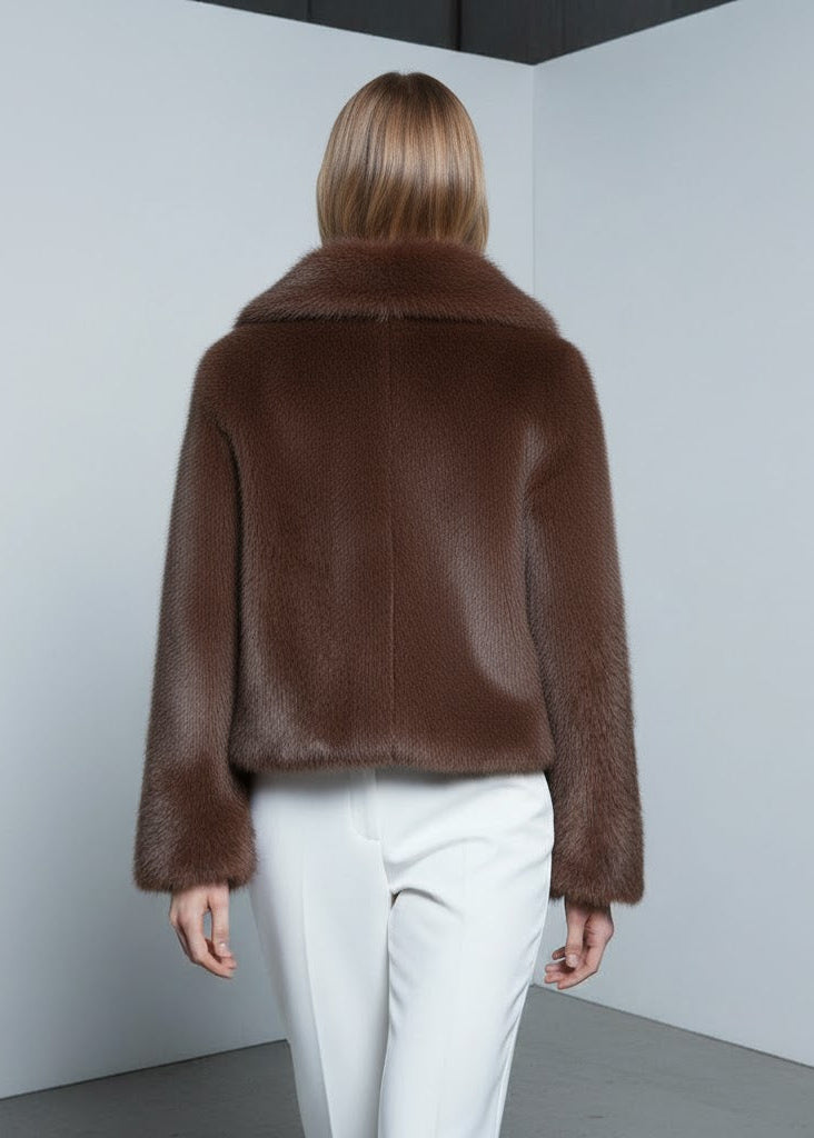 Kort brun jacka i fuskpäls med krage och öppen front