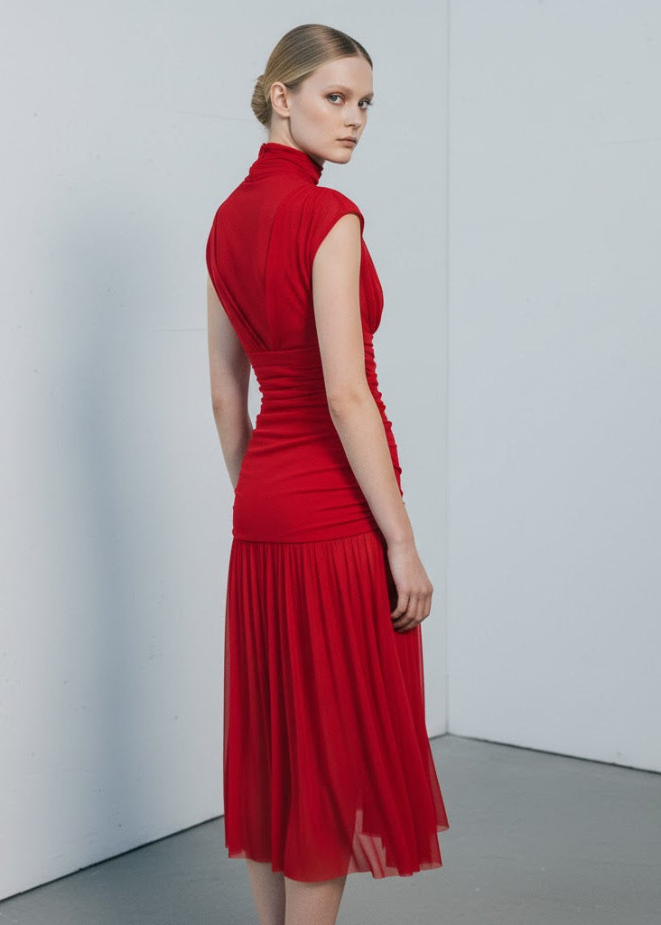 Midiklänning i mesh med polokrage och draperad överdel