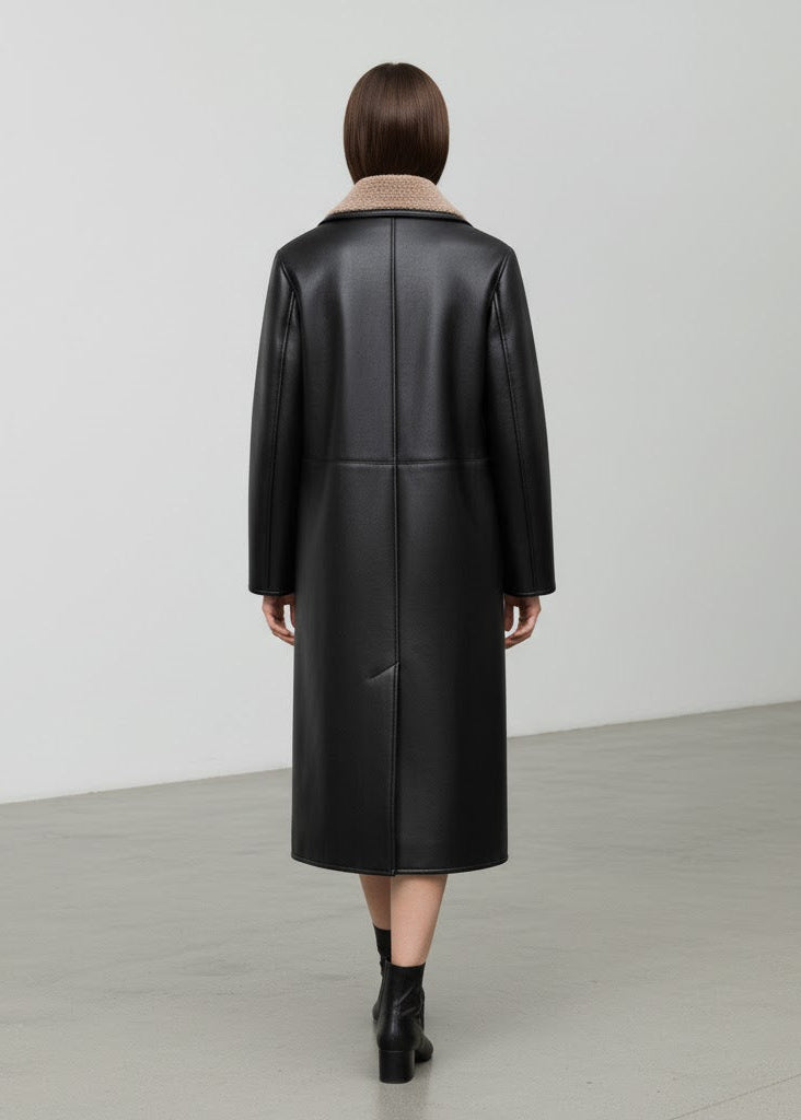 Svart Lång kappa i läderimitation med fuskpälskrage och dubbelknäppning