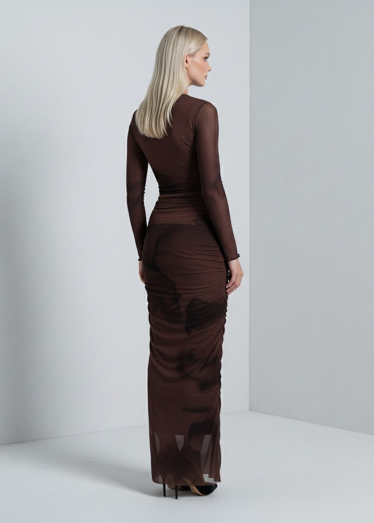 Långärmad maxiklänning i rödbrun tie-dye mesh med draperad design och figurnära siluett