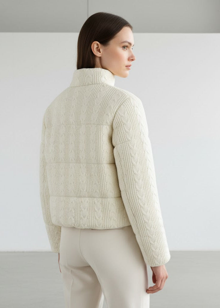 Vit vadderad jacka med stickad look och hög krage