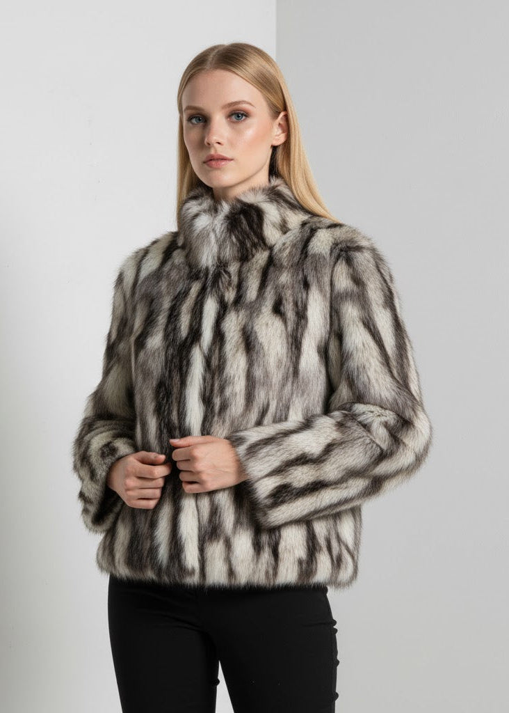 Kort fuskpälsjacka med djurmönster och dold knäppning