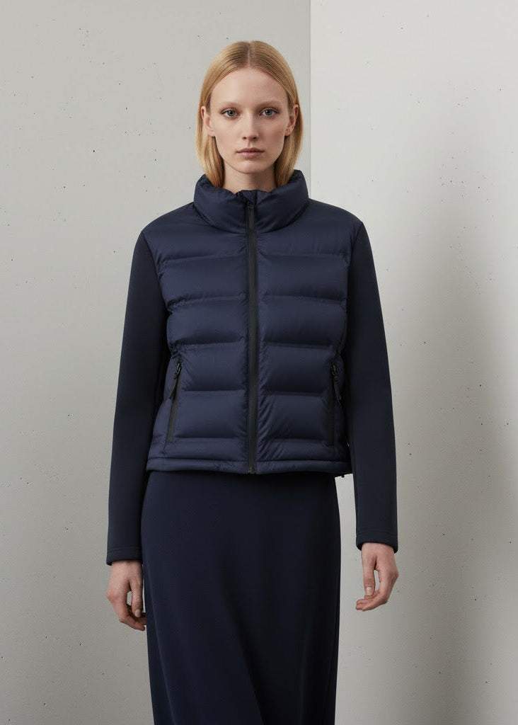 Kort lättvadderad jacka med ståkrage och smal passform