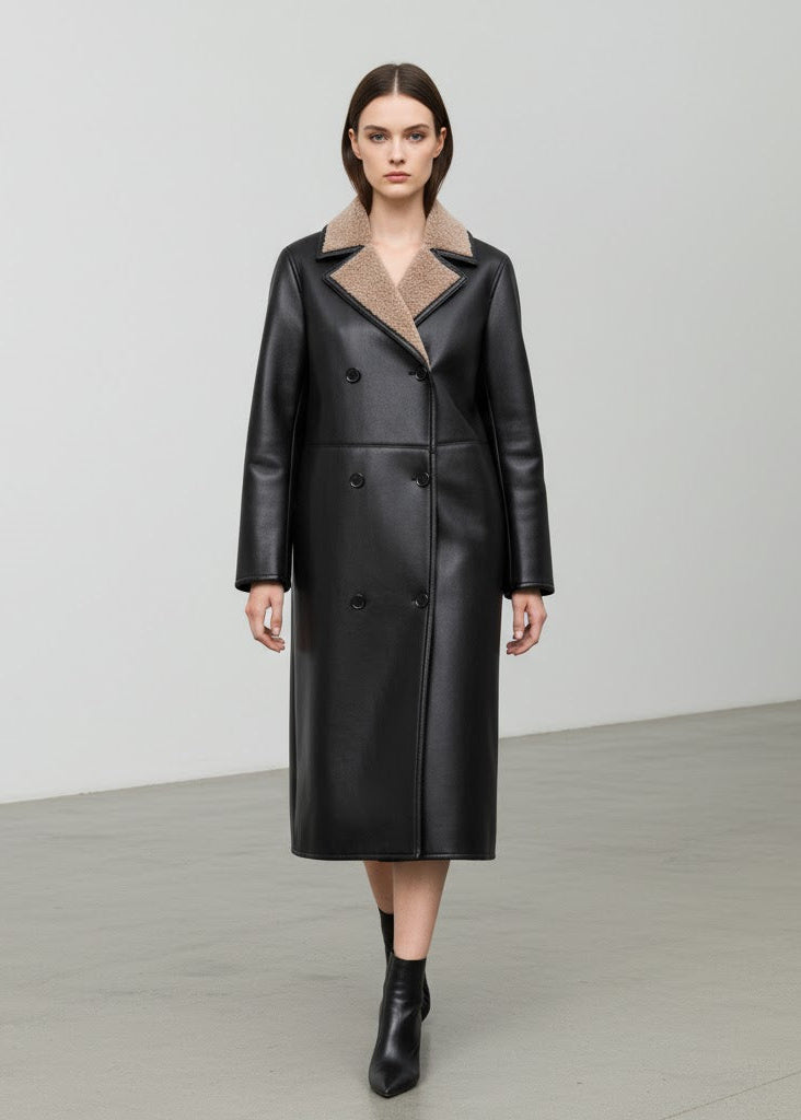 Svart Lång kappa i läderimitation med fuskpälskrage och dubbelknäppning