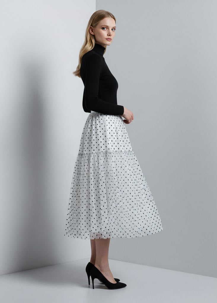 Kjol i tyll med prickmönster empiremidja A-linje silhuett och ankellängd