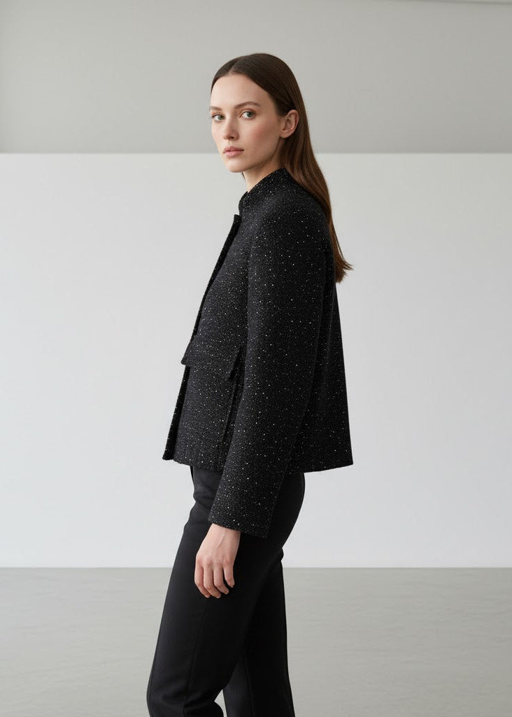 Stickad paljettjacka med ståkrage fickor och figurnära passform