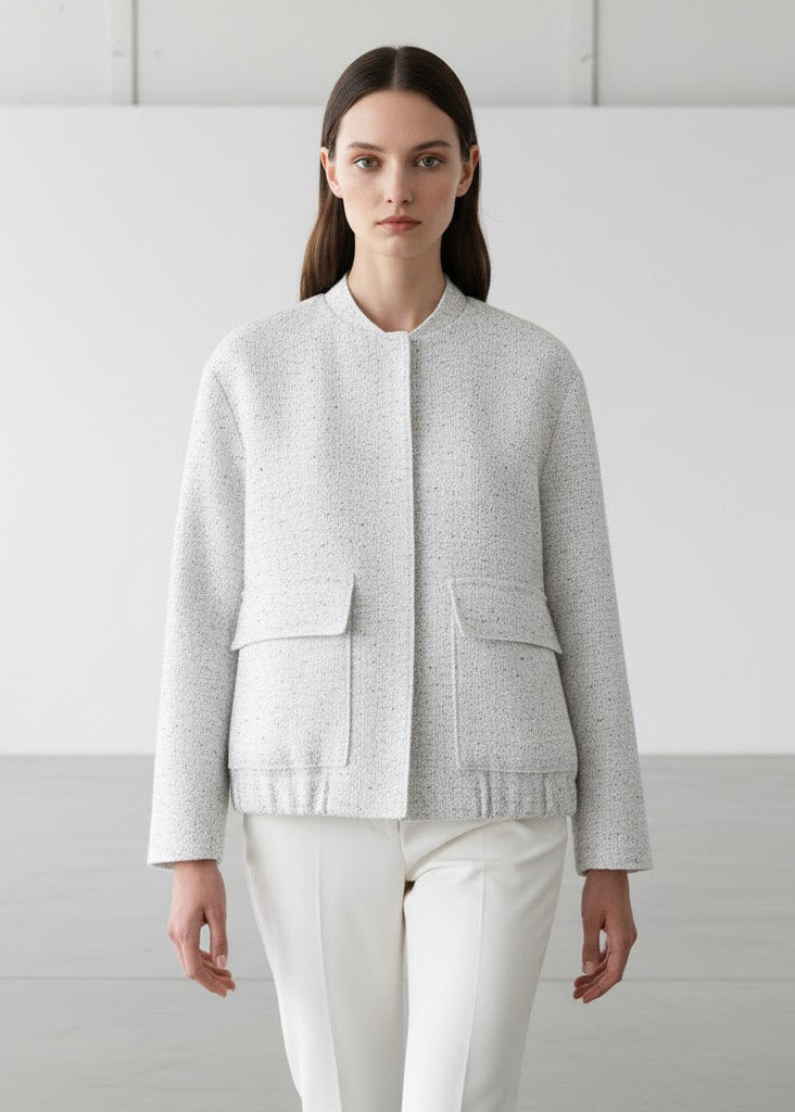 Stickad paljettjacka med ståkrage fickor och figurnära passform