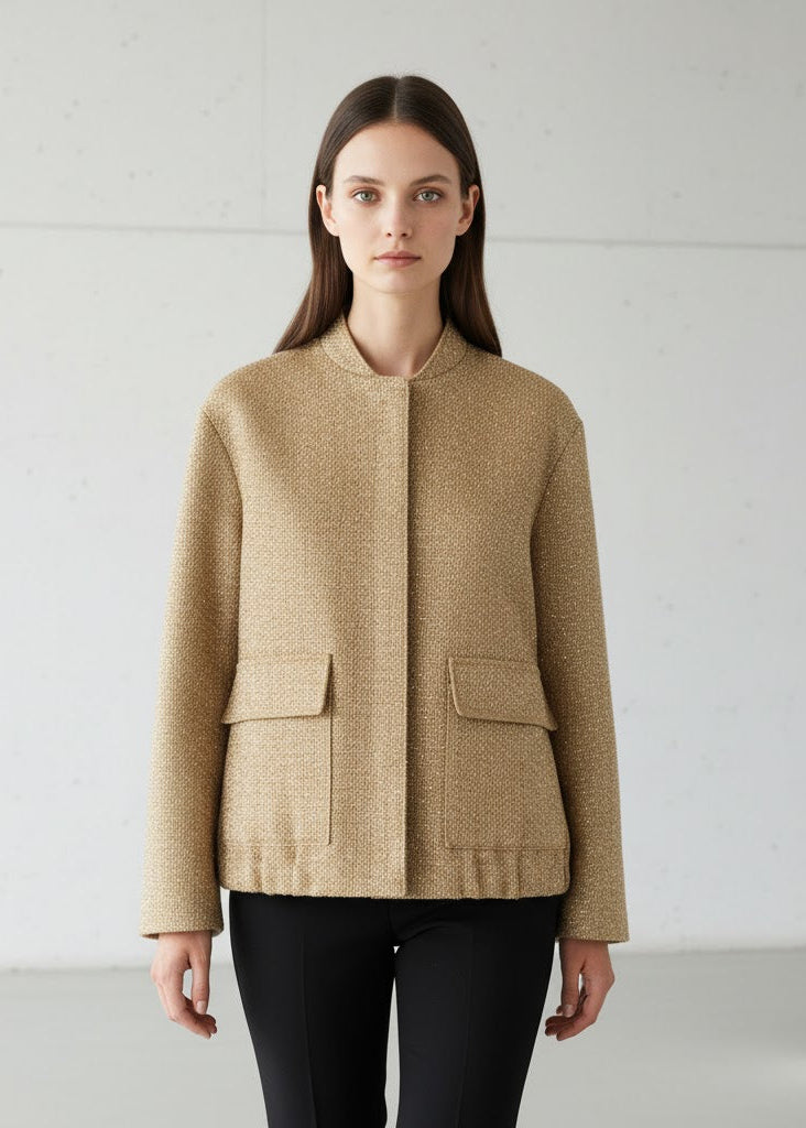 Stickad paljettjacka med ståkrage fickor och figurnära passform