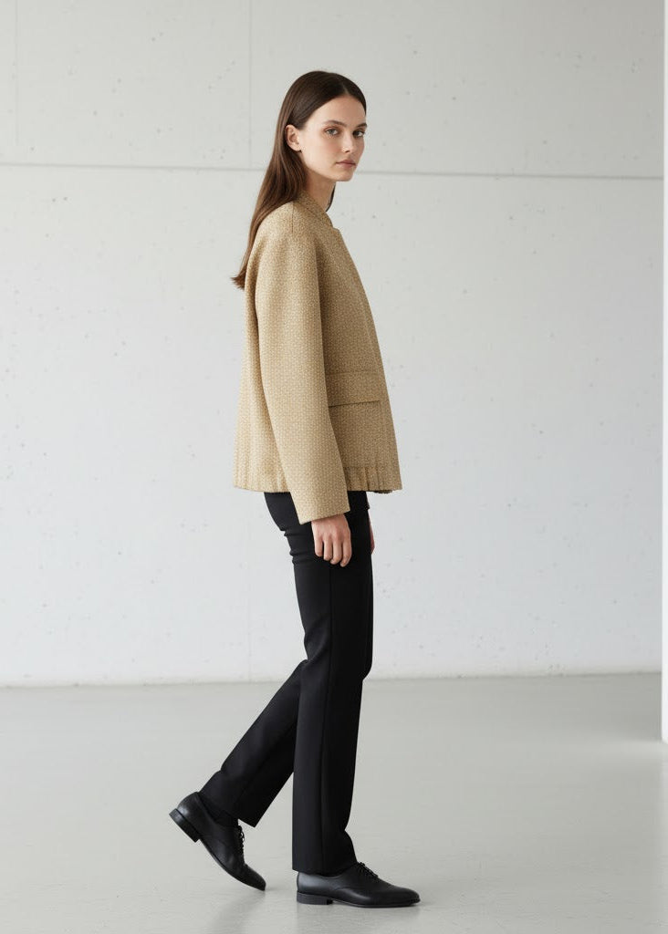 Stickad paljettjacka med ståkrage fickor och figurnära passform