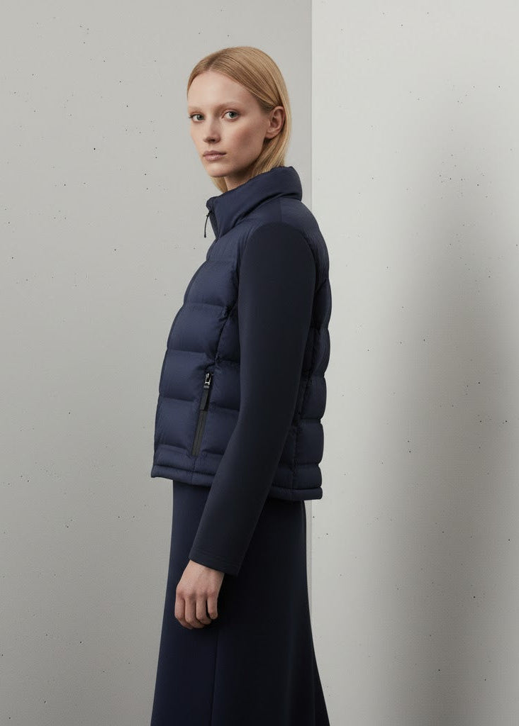 Kort lättvadderad jacka med ståkrage och smal passform