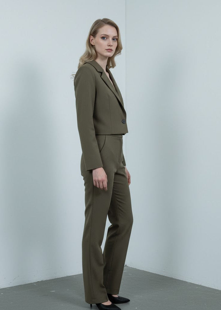 Kort kavaj i viskos med lös passform och enkel knäppning