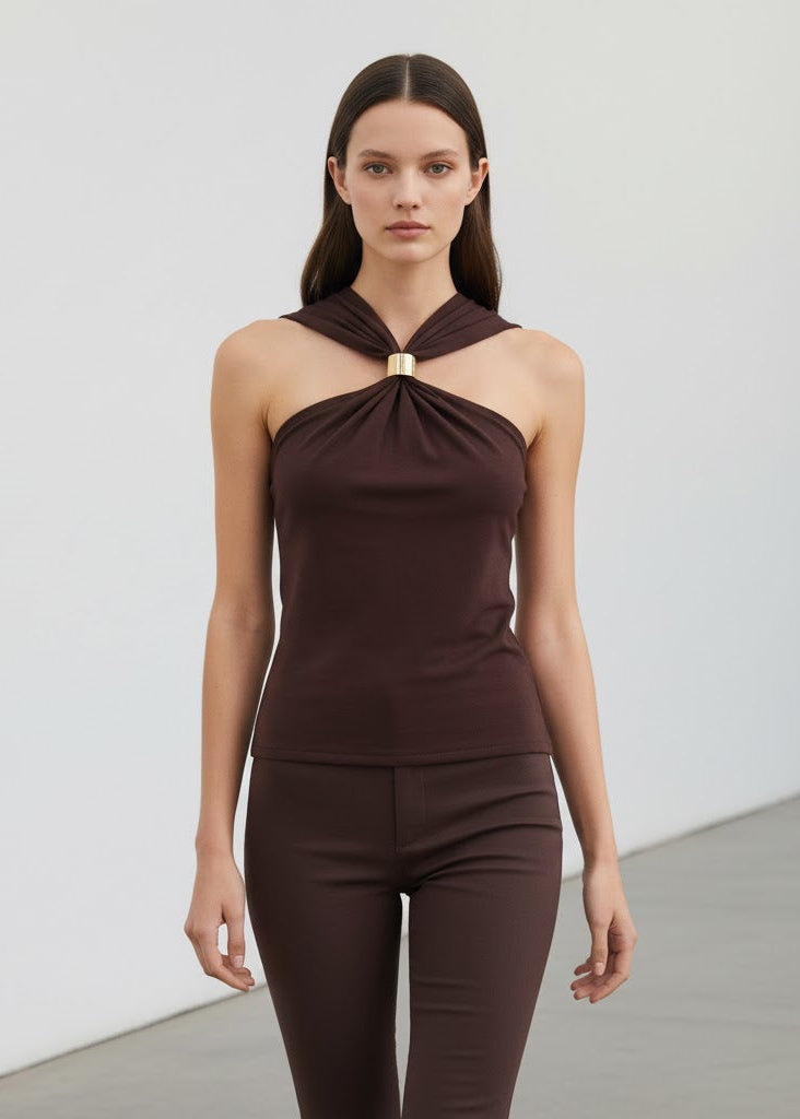 Stickad halterneck-top med breda axelband och gulddetalj