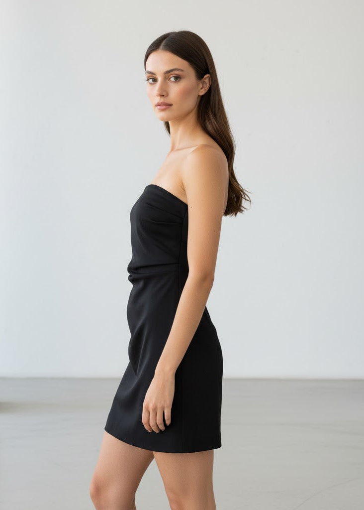 Axelbandslös miniklänning med drapering och figurnära passform