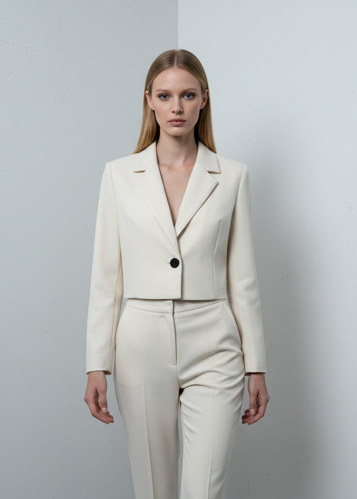 Kort kavaj i viskos med lös passform och enkel knäppning