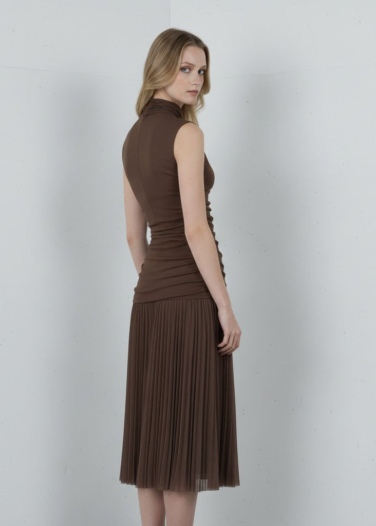 Midiklänning i mesh med polokrage och draperad överdel