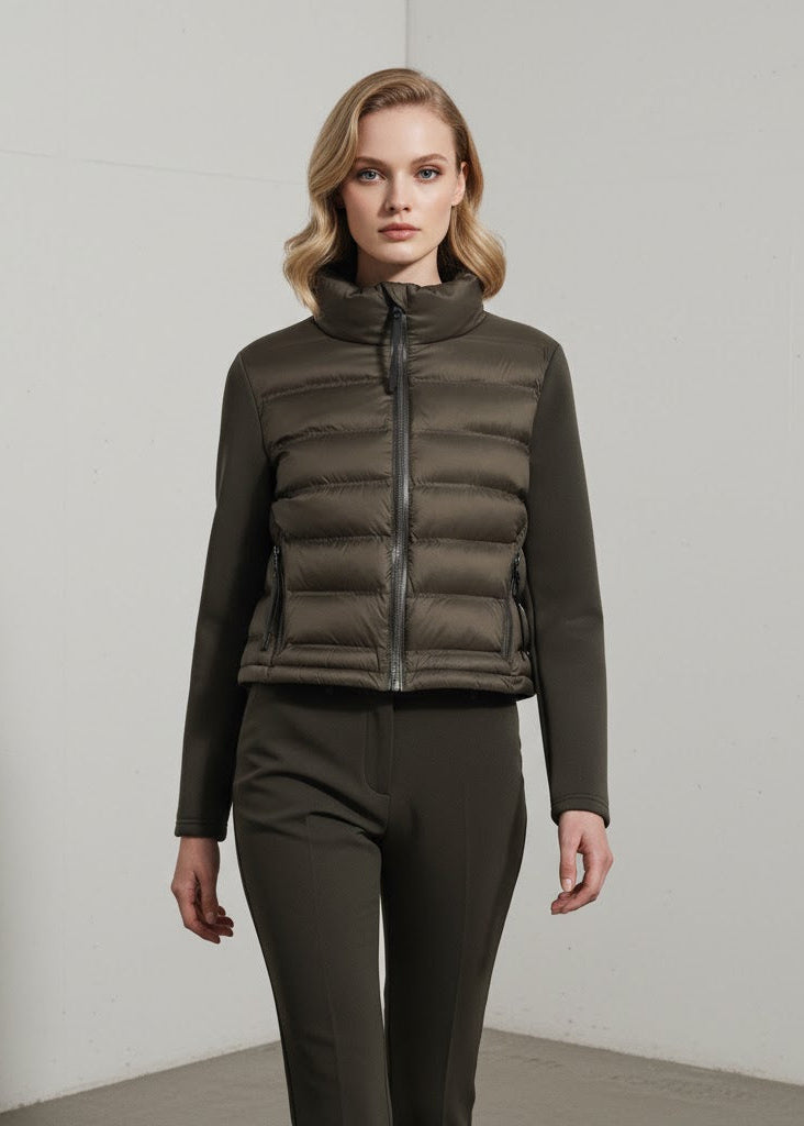 Kort lättvadderad jacka med ståkrage och smal passform