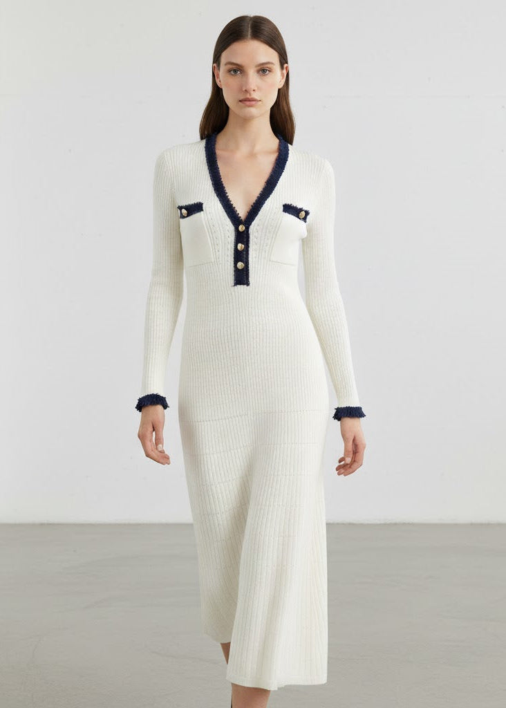 Stickad krämvit midiklänning med denimdetaljer och knappstängning