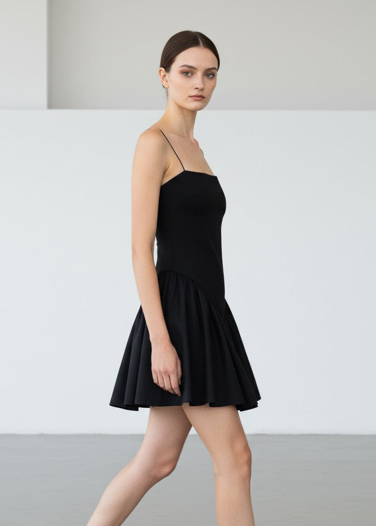 Miniklänning med trikåtopp och veckad kjol