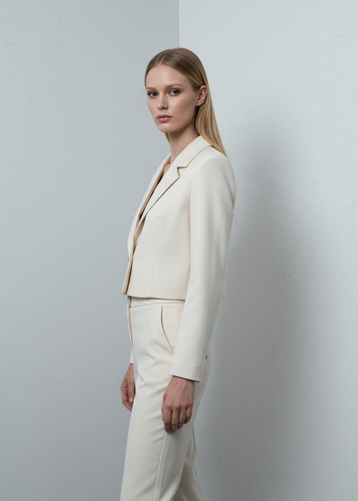 Kort kavaj i viskos med lös passform och enkel knäppning