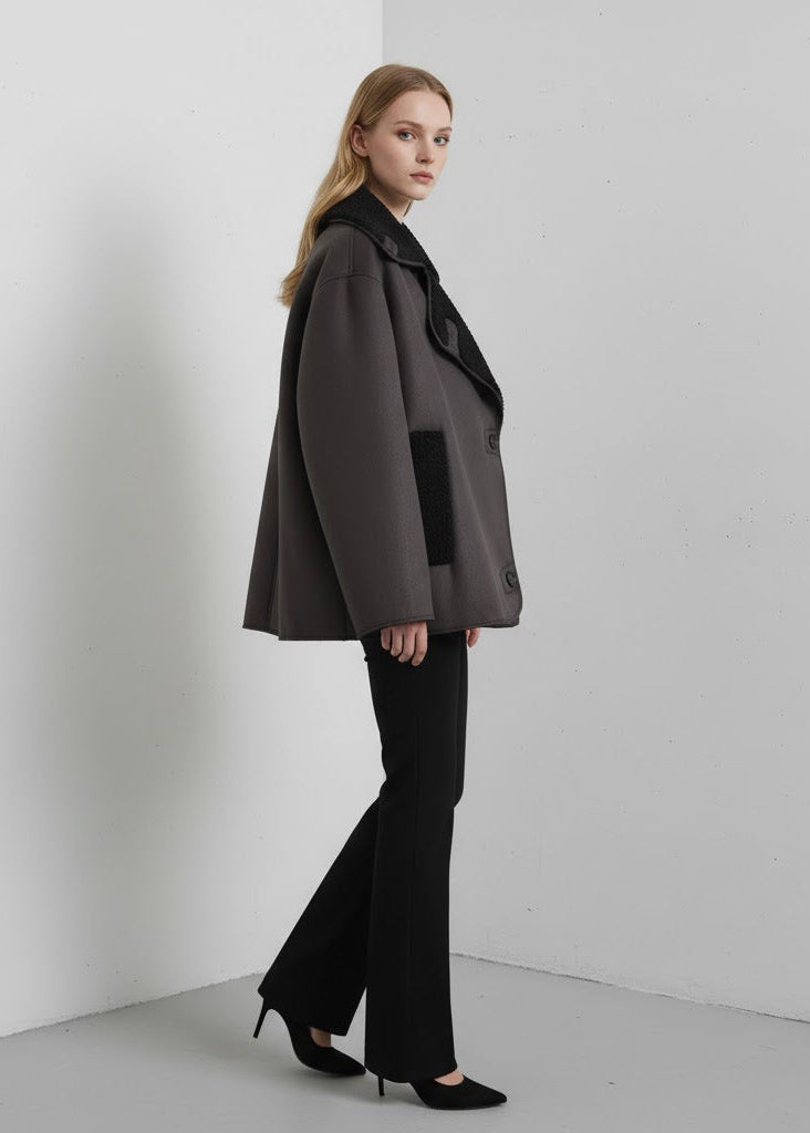 Brun kort kappa i skinnimitation med fickor och klassisk krage