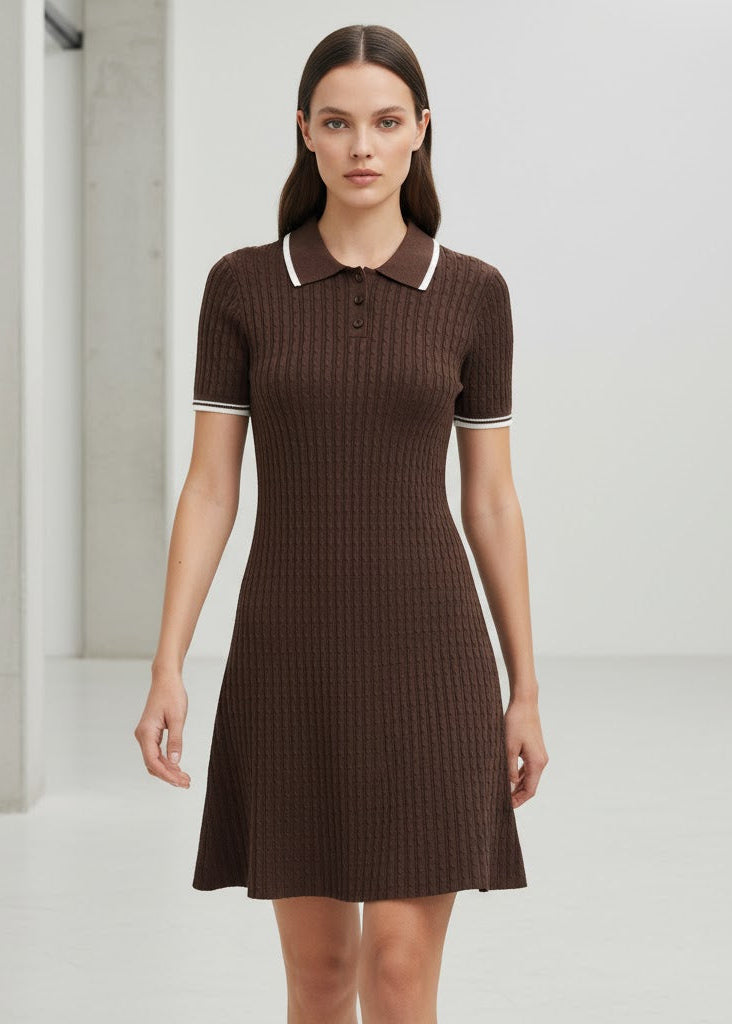 Brun stickad miniklänning med polokrage kort ärm och figurnära passform