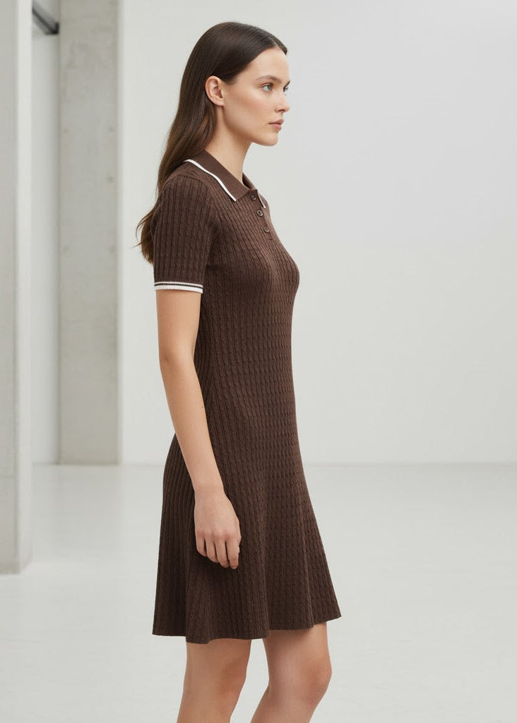Brun stickad miniklänning med polokrage kort ärm och figurnära passform