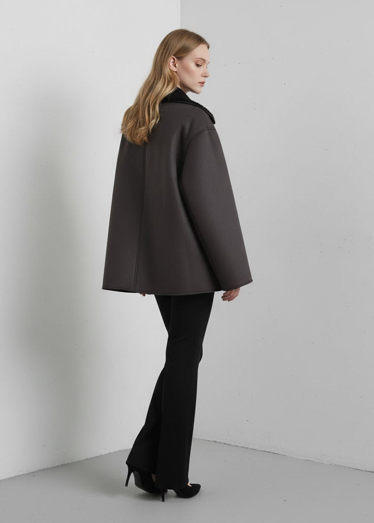 Brun kort kappa i skinnimitation med fickor och klassisk krage