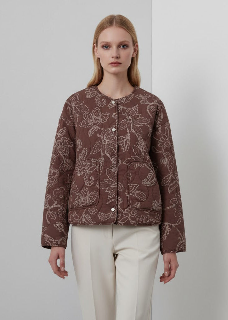 Kort blommönstrad vadderad jacka med broderi och rund hals