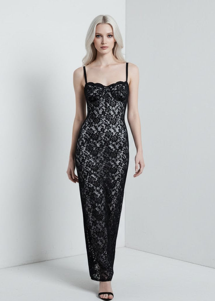 Svart spetsklänning i figurnära modell med bygelkupor och midilängd