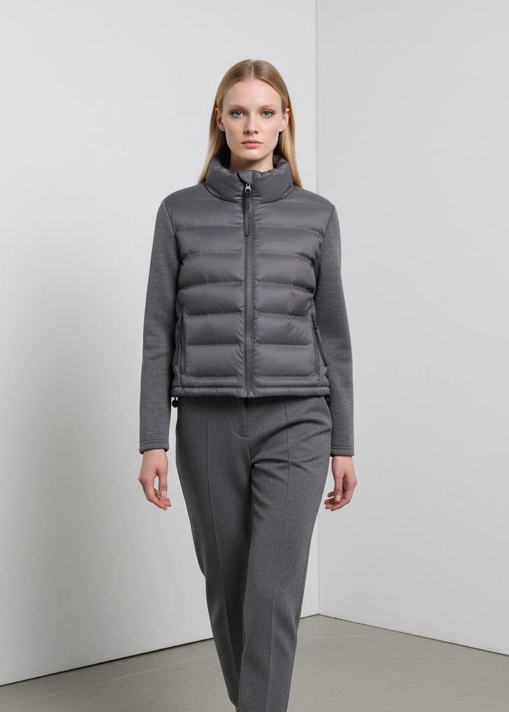 Kort lättvadderad jacka med ståkrage och smal passform