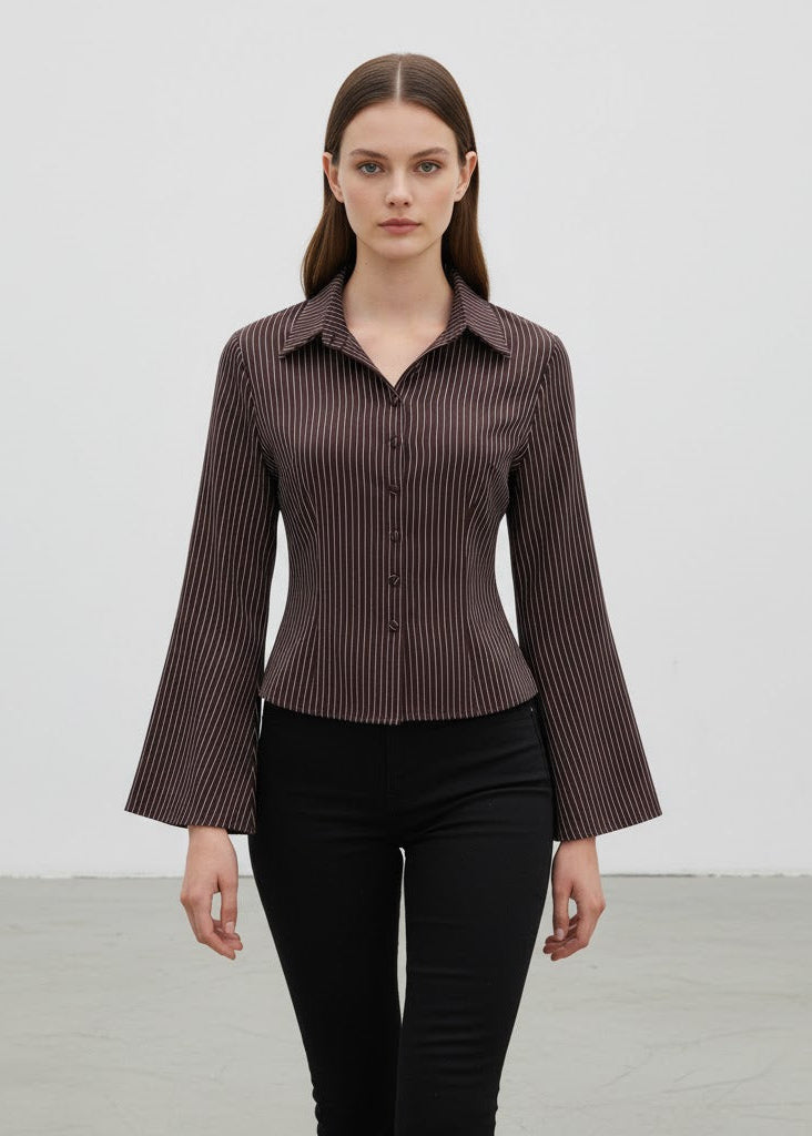 Randig skjorttopp med utsvängda ärmar och figurnära passform i mjukt, lätt tyg med luftig känsla.