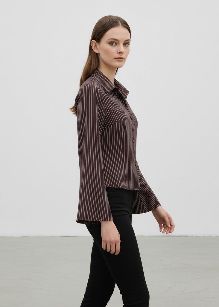 Randig skjorttopp med utsvängda ärmar och figurnära passform i mjukt, lätt tyg med luftig känsla.