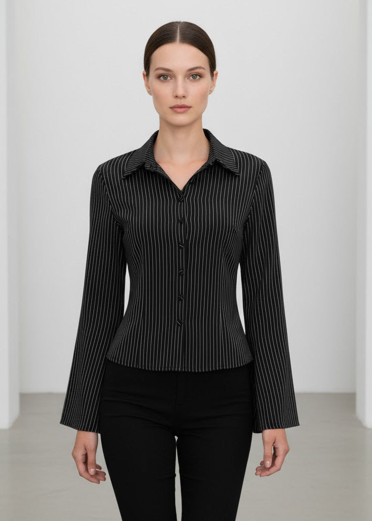 Randig skjorttopp med utsvängda ärmar och figurnära passform i mjukt, lätt tyg med luftig känsla.