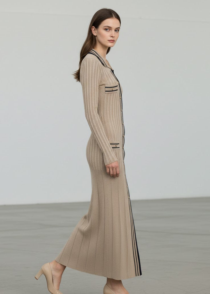 Stickad maxiklänning med knappdetaljer och kontrastkanter