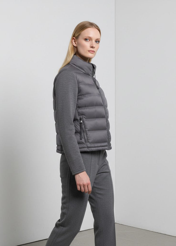 Kort lättvadderad jacka med ståkrage och smal passform