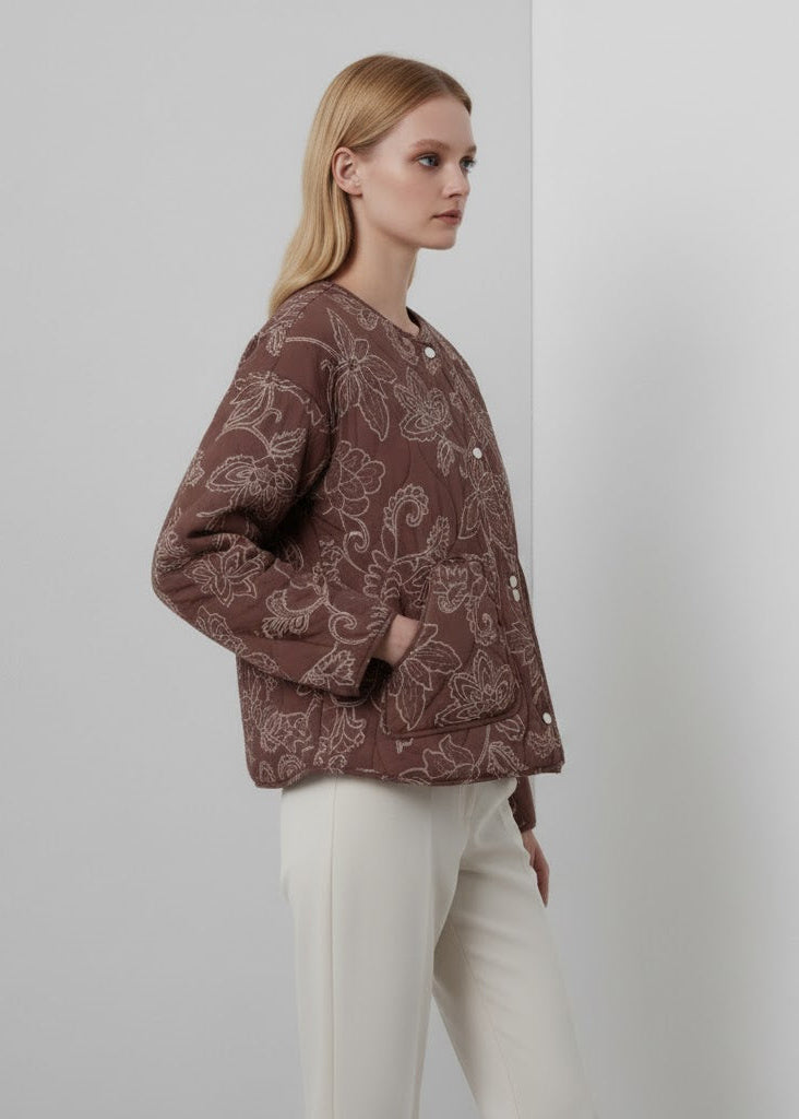 Kort blommönstrad vadderad jacka med broderi och rund hals