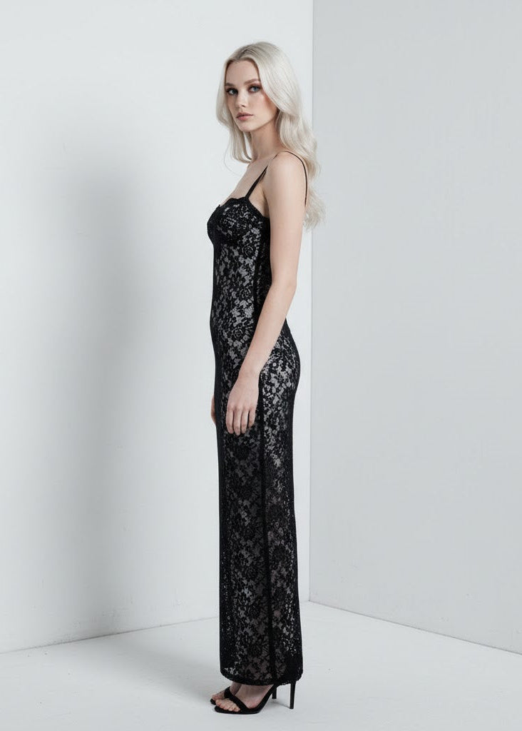 Svart spetsklänning i figurnära modell med bygelkupor och midilängd